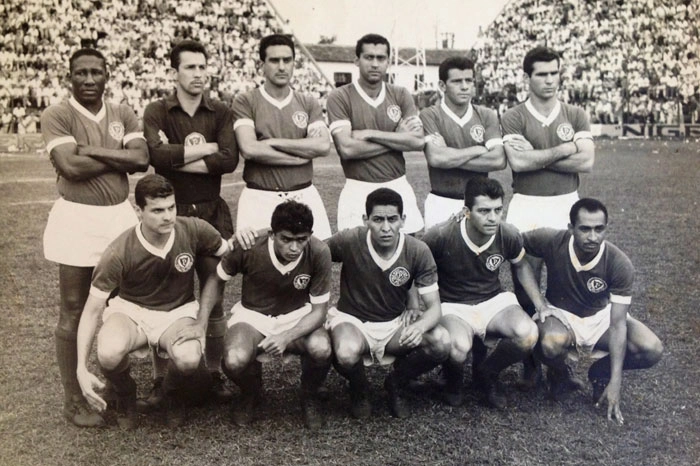 A foto maravilhosa da família Safioti é de 02 de setembro de 1962, em Ribeirão Preto, o Palmeiras perdeu para o Botafogo-RP por 1 a 0. Naquele dia entraram em campo, na imagem, em pé, Djalma Santos, Valdir Joaquim de Moraes, Valdemar Carabina, Aldemar, Perinho e Zé Carlos. Agachados: Norberto, Alencar, Geraldo José, Américo Murolo e Goiano. Foto: Arquivo família Safioti