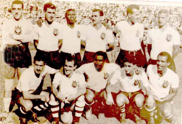 Mais um grande time do Corinthians da década de 50. Em pé, da esquerda para a direita: Cabeção, Murilo, Julião, Idário, Clovis Nori e Roberto Belangero. Agachados: Cláudio, Luizinho, Baltazar, Rafael e Simão. Foto enviada por Carlos Alex Cintra Gomes