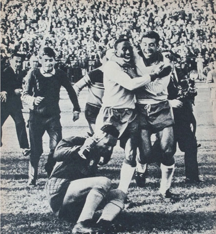 Na comemoração da conquista da Copa de 1962, no Chile, Gylmar escorrega com a taça Jules Rimet na mão. Repare no calção do goleiro brasileiro, com a lateral acolchoada. Djalma Santos e Nilton Santos, abraçados, comemoram o bicampeonato da Seleção Brasileira, após a vitória contra a Tchecoslováquia por 3 a 1 (de virada). Masopust abriu o placar. Amarildo, Zito e Vavá fizeram os gols brasileiros. Foto: Vargas (fotógrafo chileno), enviada por Luiz Carlos Sperandio