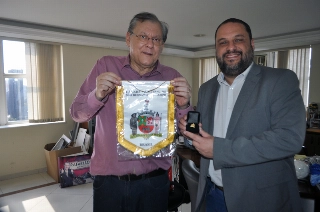 Jornalista e publicitário ao lado de Ramon Ramos, presidente da Câmara Municipal da cidade. Foto: Marcos Júnior Micheletti/Portal TT