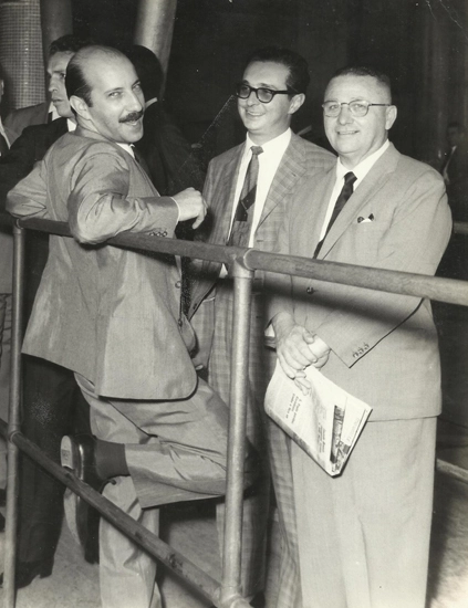 Segurando um jornal, Jordão Bruno Saccomani (à direita), ao lado de amigos. À esquerda, de bigode, o filho de Ferrucio Sandoli. Atrás, parcialmente encoberto, Valdir Joaquim de Moraes. Foto: arquivo pessoal de Gustavo Saccomani