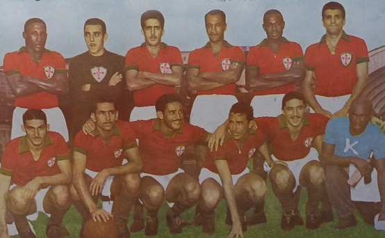 A Portuguesa posa para a foto, em 1955, no estádio do Pacaembu (notem à direita, um pedaço da concha acústica). Em pé, da esquerda para a direita: Djalma Santos, Cabeção, Floriano, Nena, Brandãozinho e Zinho. Agachados: Julinho Botelho, Airton, Ipojucan, Edmur, Ortega e Mário Américo. Foto: Walter Roberto Peres