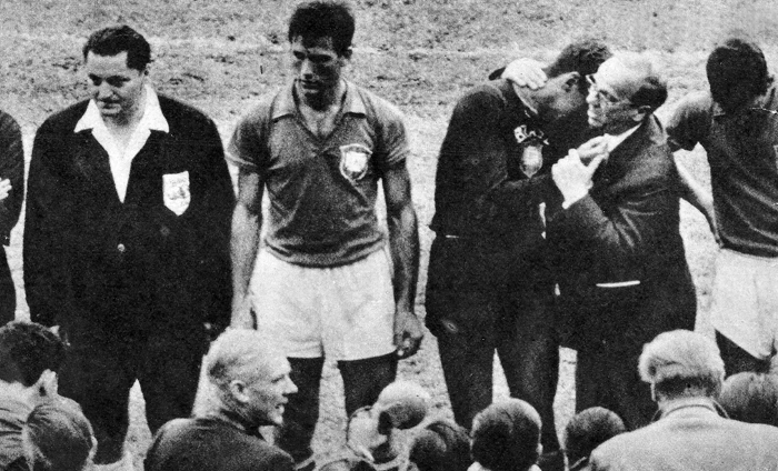 O capitão Bellini (o segundo homem, da esquerda para a direita) aguarda a homenagem depois da conquista do primeiro título mundial do Brasil, em 58. Enquanto isso, Gylmar chora nos ombros do grande Paulo Machado de Carvalho. Que emoção, hein? A foto é da revista Mundo Ilustrado, edição 28, que saiu no dia 9 de julho de 1958.