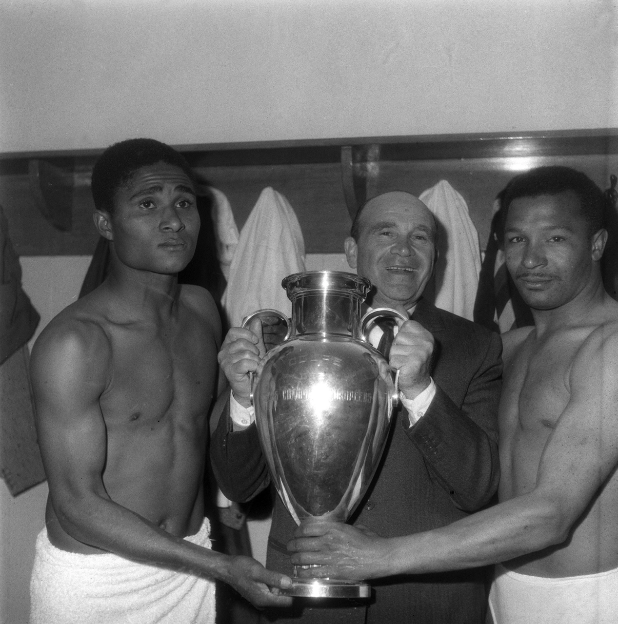 Eusebio, Béla Guttmann e Mário Coluna em 1962, depois do Benfica derrotar o Real Madrid por 5 a 3 e ser pela segunda vez campeão da Europa. Foto: In My Ear