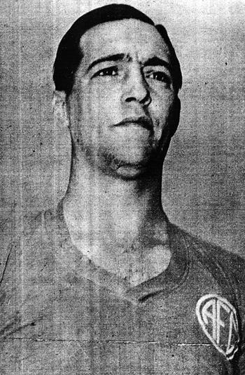 Com a camisa do América Heleno se despediu do futebol e do Maracanã.<i> Foto: Revista do Esporte de 12 de dezembro de 1959, publicada pouco depois da morte do craque<i/>
