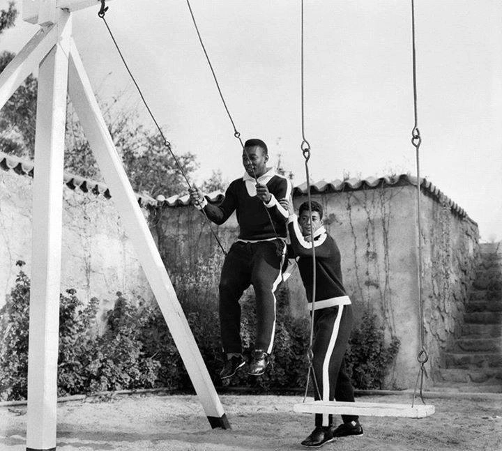 Amarildo dá uma força para embalar Pelé no balanço, no Chile, em 1962. Foto: ASSOPHIS (Associação dos Pesquisadores e Historiadores do Santos Futobol Clube) 