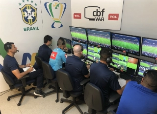 Recurso eletrônico está a serviço da péssima arbitragem tupiniquim. Foto: Fernando Torres/CBF