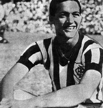 Em 1941 no Botafogo. No clube alvinegro atuou entre 1940 e 1947. Deixou o clube marcado como temperamental, explosivo e recordista de expulsões. <i>Foto: Revista da série 
