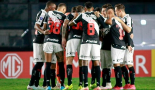 Sem vencer há quatro rodadas, Vasco recebe o vice-líder Palmeiras; as escalações