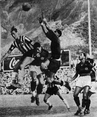 Clássico entre Botafogo e Flamengo em 1946. Heleno salta diante de três atletas rubro-negros. <i>Foto: Revista da série 
