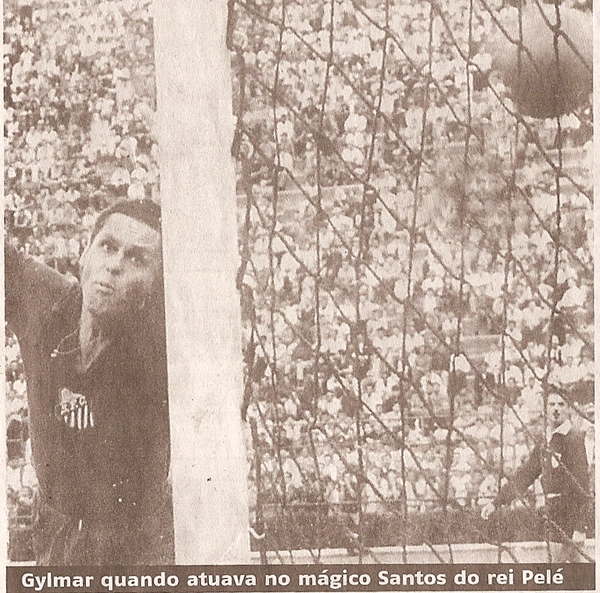 Uma foto bem no momento em que Gylmar leva um gol com a camisa do Santos.