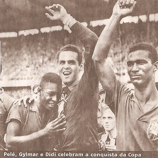 O jovem Pelé chora de emoção e é amparado pelo grande arqueiro Gylmar. Didi também aparece celebrando a primeira Copa do Mundo conquistada pelo Brasil.