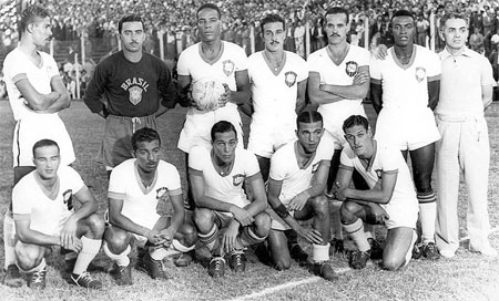 Esta é a Seleção Brasileira com o uniforme branco, no sul-americano de 1946:Em pé: Norival, Ary, Domingos da Guia, Ivan, Ruy Campos, Jayme de Almeida e Hermógens (roupeiro).Agachados: Lima, Zizinho, Heleno de Freitas, Jair Rosa Pinto e Ademir Menezes.