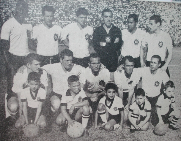 Em pé, da esquerda para a direita, Ari Clemente, Olavo, Walmir, Cabeção, Oreco e Roberto Belangero. Agachados, da esquerda para a direita, Miranda, Paulo, Zague, Luizinho e Tite. Entre os mascotes, o segundo agachado, da esquerda para a direita, é Mauro Beting, em sua feliz infância alvinegra. Foto enviada por Roberto Saponari

