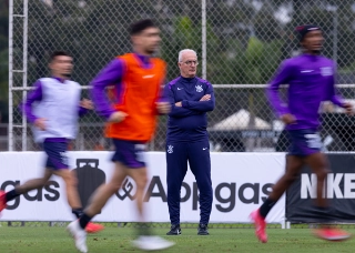 O novo treinador alvinegro comandando treino no CT Dr. Joaquim Grava. Foto: Rodrigo Coca/Agência Corinthians