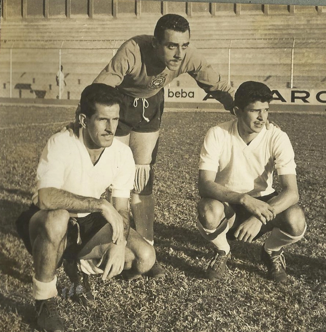 O goleiro Cabeção, com suas enormes joelheiras de feltro, junto de Olavo e Valmir, seus companheiros de Corinthians, Foto: arquivo pessoal de Valmir