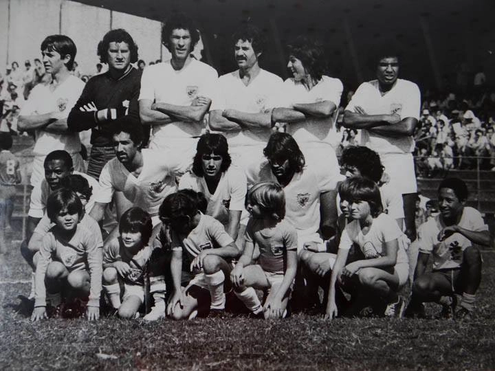 Londrina no ano de 1976, Robertinho aparece como centroavante