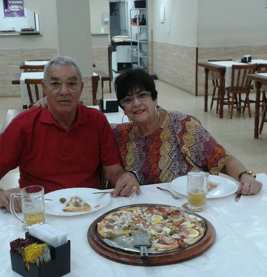 Em 29 de junho de 2017, um dia após o aniversário de Ita, o casal Ita e Walda ainda comemorando a data, com uma pizza caprichada! Foto: arquivo pessoal de Walda Vieira da Silva