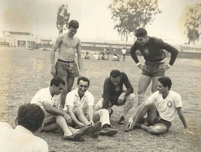 Em pé, Valmir e Aldo. Os demais, da esquerda para a direita: Idário, Alfredo, Cabeção e Rafael, em uma pausa no treino do Corinthians. Foto: arquivo pessoal de Valmir