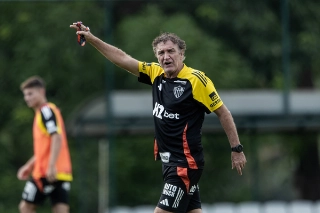 No Z-4, Galo fecha a sétima rodada visitando o Juventude nesta segunda-feira; os times