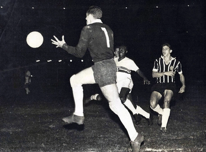 Imagem de um clássico Majestoso disputado no ano de 1959. Enquanto o goleiro corintiano Cabeção disputa a bola com o são-paulino Neco, os defensores Valmir (ao lado) e Olavo (atrás) fazem a cobertura. Foto do arquivo pessoal de Valmir