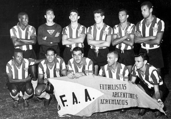 Da esquerda para a direita, em pé: Djalma Santos, Cabeção, Martim, Riberto, Waldemar Fiúme e Bauer. Agachados: Maurinho, Zezinho, Gino, Jair Rosa Pinto e Pepe. Foto enviada por Roberto Saponari