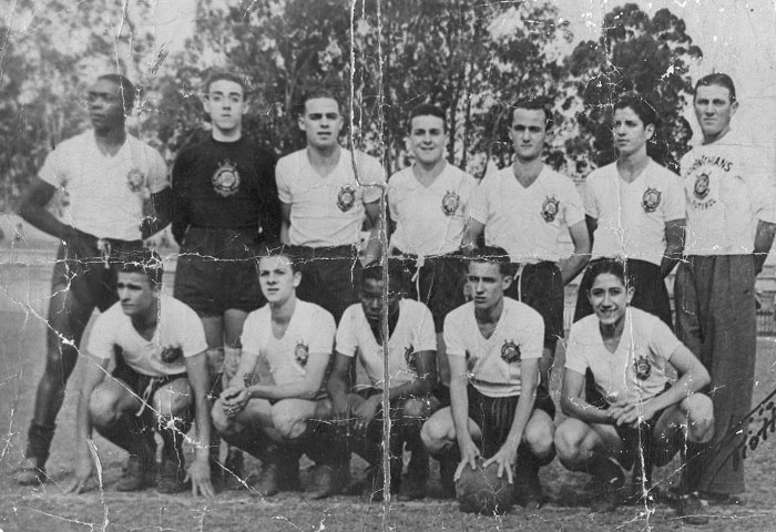 Da esquerda para a direita, em pé: Cabeção é o segundo e Attilio Vedolin é o quinto. Agachados: Luizinho é o penúltimo e Colombo é o último. Foto enviada por Emílio Carlos Vedolin