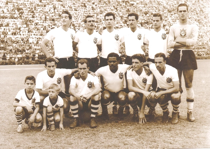 O Timão que entrou em campo para a final do primeiro turno do Campeonato Paulista de 1954. Em pé, da esquerda para a direita: Goiano, Idário, Homero, Olavo, Roberto e Gylmar. Agachados: Cláudio, Luizinho, Baltazar, Rafael e Nonô. Foto enviada por Sylvio Freitas