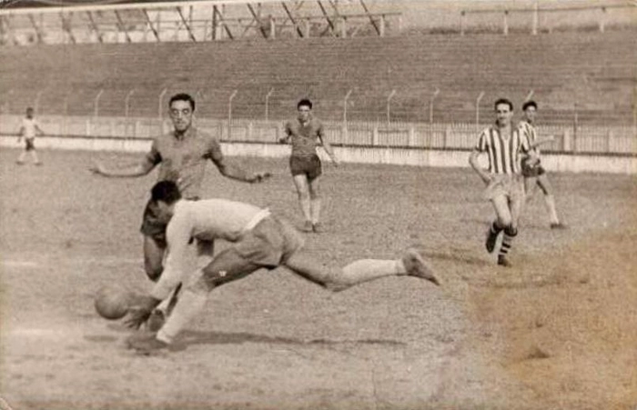 Gylmar se antecipa a Jansen para pegar a bola. Próximos ao lance estão Paulo, Julio Gago e Rafael. Repare no estado do gramado do Parque São Jorge, com direito a touceiras... Foto enviada por Elenice Affonso, filha de Julio