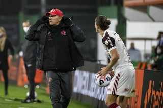 É comum ver os dois treinadores trocando confidências antes de uma partida. Foto: CRF