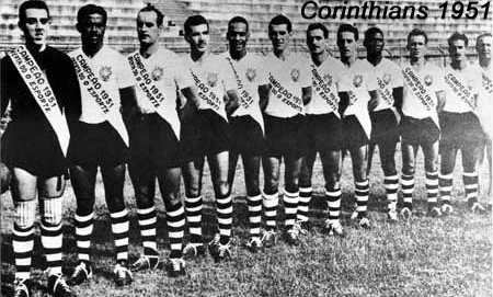 O Corinthians foi campeão do Paulistão de 1951 e conseguiu, pela primeira vez na história do futebol brasileiro, ultrapassar os 100 gols. O Timão de Cláudio, Luizinho, Baltazar, Carbone e Mário (a linha de ataque titular) anotou 103 gols em apenas 28 partidas. Da esquerda para a direita: Cabeção, Baltazar, Touguinha, Jackson, Lorena, Murilo, Idário, Carbone, Julião, Luizinho, Cláudio e o técnico José Castelli, o Rato.