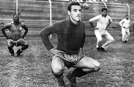 Cabeção, em treino da Portuguesa de Desportos. Ao fundo, Djalma Santos, à esquerda, e Ipojucan, à direita.