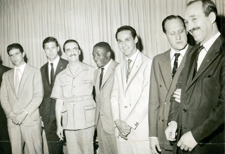 Em evento realizado no Palácio do Planalto, em 1961, o Presidente Jânio Quadros recebeu alguns jogadores da Seleção Brasileira. Na imagem abaixo da esquerda para a direita, o equivalente ao presidente do Sindicato dos jogadores profissionais de futebol de hoje, Gersio Passadore, Belini, Djalma Santos e Gylmar dos Santos Neves (o Goleiro Maior), João Havelange e João Mendonça Falcão, presidente da Federação Paulista de Futebol.. 