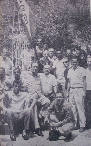 A equipe do Santos participou da inauguração do Sino da Glória, na Chácara Vila Olga, de propriedade do sócio fundador do Santos e autor do primeiro gol da história do time da Vila Belmiro, Sr. Arnaldo Silveira. Da esquerda para a direita: Gylmar, Toninho Guerreiro (encoberto), Mauro, o técnico Antoninho, Araken Patuska (jogador compeão em 1935, de camisa escura), Pelé, Laércio, Geraldino, Edú, Dorval, o técnico Lula, Arnaldo Silveira, Zito e Carlos Alberto. Foto enviada por Walter Roberto Peres