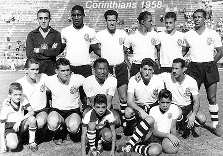 A foto é do dia 17 de novembro de 1958, antes de um Corinthians x Portuguesa, no Pacaembu. O Timão bateu a Lusa por 3 a 1, em jogo válido pelo segundo turno do Paulistão daquele ano, apitado pelo uruguaio Esteban Marino. Paulo Pedra, Tite e Roberto Bataglia marcaram os gols alvinegros. Didi descontou para a Portuguesa. O time lusitano do técnico Nena entrou em campo com: Carlos Alberto, Ditão e Juths; Djalma Santos, Hermínio e Odorico; Zé Carlos, Didi, Servilio, Ipojucan e Ocimar. Acima, o Corinthians do técnico Cláudio Christóvam de Pinho. Em pé: Cabeção, Ari Clemente, Olavo, Oreco, Roberto Belangero e Ivan. Agachados: Bataglia, Paulo Pedra, Índio, Rafael e Tite.