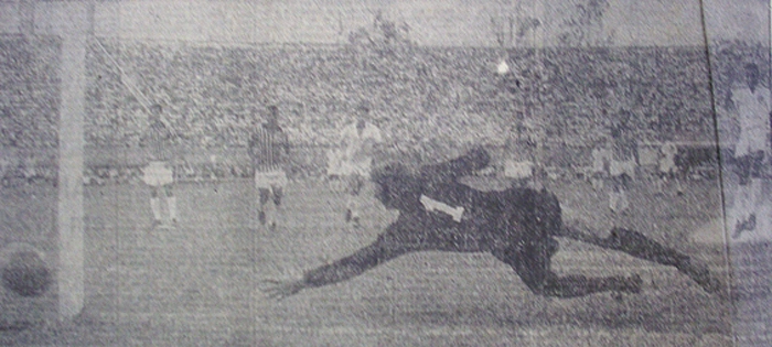 Recorte de jornal da reportagem relativa ao jogo entre Comercial e Santos disputada no estádio Palma Travassos em Ribeirão Preto em 10 de Outubro de 1965, jogo que Milton Neves diz ter sido a primeira vez que assistiu o Santos jogar ao vivo, tendo ido ao estádio de kombi. A reportagem diz que naquele dia o calor era insuportável (38 graus à sombra). Diz também que o Santos foi prejudicado pelo fato do zagueiro Mauro Ramos de Oliveira haver se machucado e ficado em campo apenas para fazer número, pois ainda não eram permitidas substituições. Foto enviada por Walter Roberto Peres