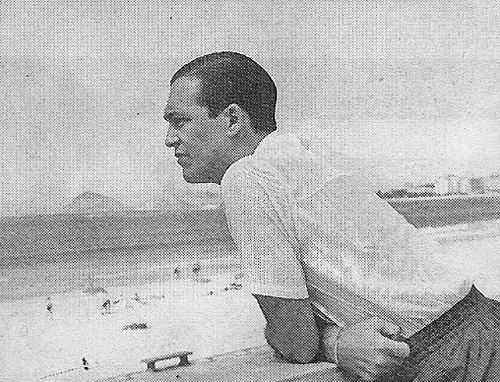Heleno de Freitas observando a orla da praia de uma sacada. Foto: Reprodução do jornal Estado de Minas