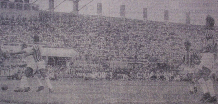 Recorte de jornal da reportagem relativa ao jogo entre Comercial e Santos disputada no estádio Palma Travassos em Ribeirão Preto em 10 de Outubro de 1965, jogo que Milton Neves diz ter sido a primeira vez que assistiu o Santos jogar ao vivo, tendo ido ao estádio de kombi. A reportagem diz que naquele dia o calor era insuportável (38 graus à sombra). Diz também que o Santos foi prejudicado pelo fato do zagueiro Mauro Ramos de Oliveira haver se machucado e ficado em campo apenas para fazer número, pois ainda não eram permitidas substituições. Foto enviada por Walter Roberto Peres