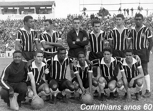 Veja como nos anos 60 o Parque São Jorge ficava lotado, até com gente se segurando no madeirame das placas de propaganda. Em pé: Augusto, Oreco, Cabeção, Cássio (mora na Bélgica), Eduardo e Ari Clemente. Agachados: roupeiro Irineu, Bataglia, Silva, Nei, Rafael e Ferreirinha