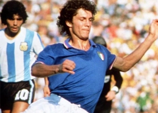 O defensor, observado por Maradona. Foto: Divulgação