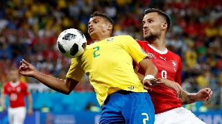 Capitão em 2014, Thiago Silva recebe braçadeira de Tite contra Costa Rica