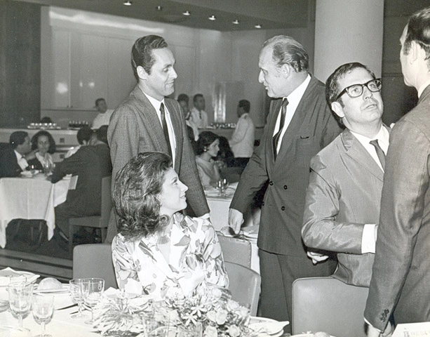 Ao centro, o ex-goleiro Gylmar dos Santos Neves aparece conversando com João Havelange, observados pela esposa de Gylmar, que está sentada. À direita, de óculos, Alfredo Borba conversa com José Maria Marin. Foto: Arquivo ACEESP