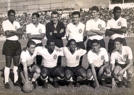 Corinthians em campo em junho de 1962 contra a Ferroviária. Em pé estão Augusto, Oreco, Cabeção, Cassio, Eduardo e Ari Clemente; agachados estão Bataglia, Silva, Nei, Ferreirinha e Lucio