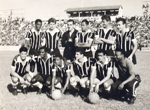 Foto do time corintiano que bateu o Botafogo de Ribeirão Preto, por 4 a 0, pelo Campeonato Paulista de 1962. Em pé: Augusto, Toni, Cabeção, Oreco, Eduardo e Cássio. Agachados: Manoelzinho, Silva, Nei, Rafael, Ferreirinha e massagista Irineu.

