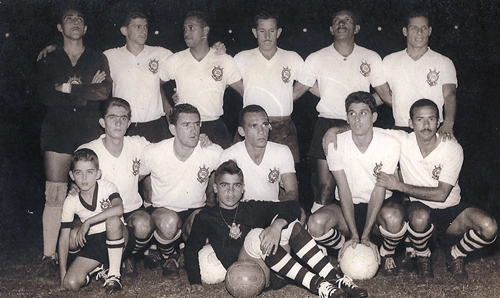 Mais um Corinthians, este de 1958, com Cabeção, Walmir, Oreco, Olavo, Ivan e Roberto em pé e Bataglia, Paulo Pedra, Zague, Rafael e Tite agachados