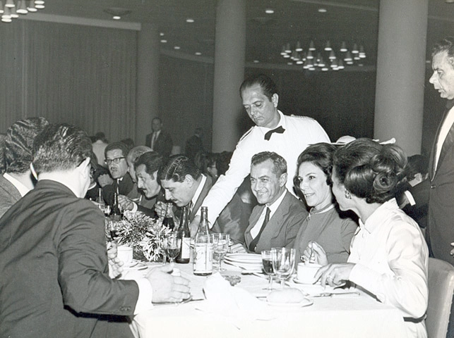 De costas, conversam Emílio Colella e Gylmar dos Santos Neves. De frente, o terceiro da direita para a esquerda é Laudo Natel e o quinto é Athiê Jorge Cury. Foto: Arquivo ACEESP