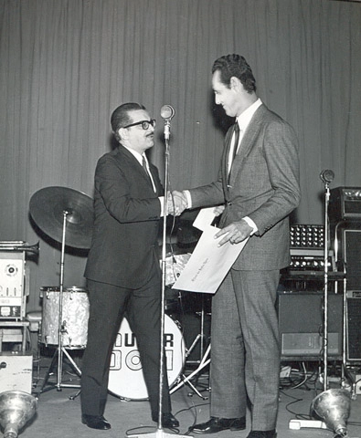 Na imagem, Emílio Colella, então presidente da associação, aparece cumprimentando o goleiro Gylmar dos Santos Neves. Foto: Arquivo ACEESP