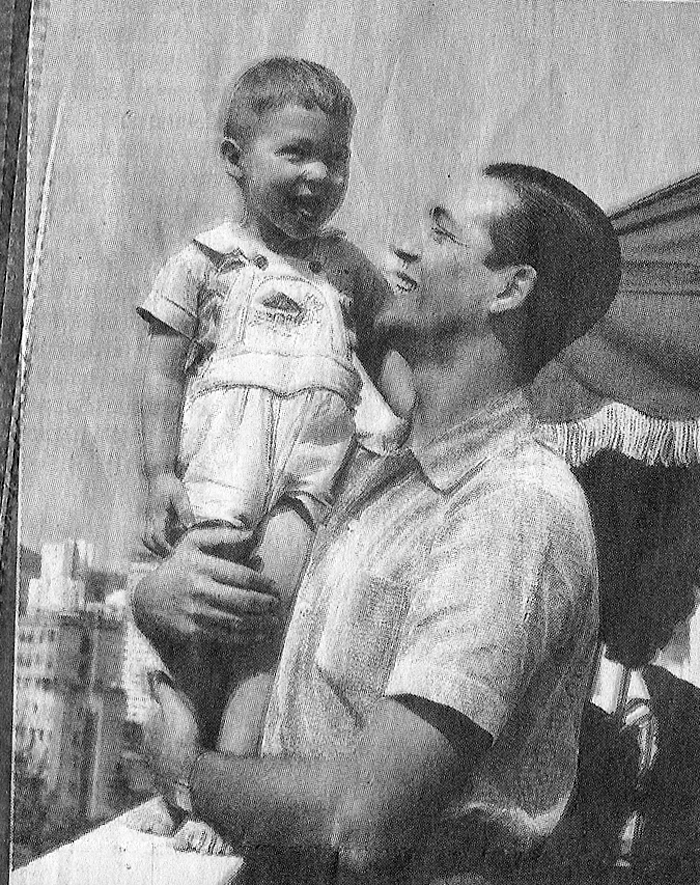 Aqui, o pequeno Luiz Eduardo, torcedor do Fluminense, no colo de seu pai Heleno de Freitas. Foto: Reprodução do jornal Estado de Minas