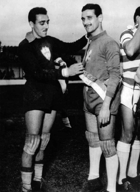 O goleiro Cabeção, então na Portuguesa, entrega para Sérgio a faixa de campeão da Divisão de Acesso do Paulistão de 1954 (pelo Taubaté).