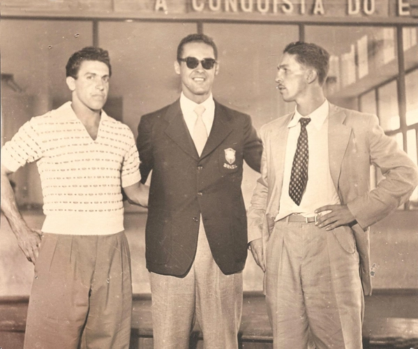 No Aeroporto de Porto Alegre, quando a Seleção Brasileira defendida pelo goleiro Gylmar, passou pela capital gaúcha. Da esquerda para a direita: Paulinho (goleiro do Novo Hamburgo), Gylmar dos Santos Neves e Valdir Joaquim de Moraes, à época no Renner. Foto: arquivo de Valdir Joaquim de Moraes